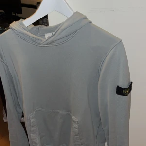 Stone island hoodie - Säljer denna stone island hoodien som är i storlek junior L vilket motsvara storlek S