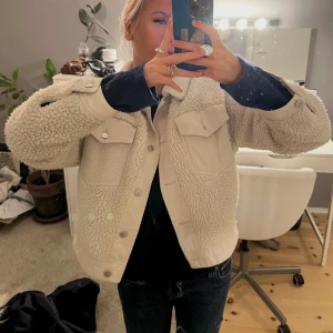 Teddyjacka 🐻 - Beige teddyjacka från Zara i strl XS ⭐️ Köparen står för frakt. 
