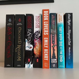 Fler böcker! - Lite gott och blandat med olika, blandat romance/fantasy - allt möjligt! Alla böcker är i gott skick, 50kr STYCK! Säg till så skapar jag en ny annons där du kan använda köp nu <3 alla böcker är på engelska