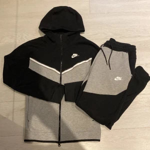 Nike Tech fleece  - Hej, jag säljer min Nike tech fleece som knappt är använd. Skick 9/10, köpt för 2000 kr och säljs för 1200kr