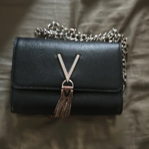 Valentino väska  - Svart valentino väska använd 