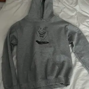 En grå hoodie köpt på junkyard för ett tag sen för cirka 600. Inte använd mycket o i bra skick. 