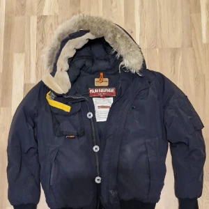 Parajumper jacka - En varm vinterjacka till kalla vädret. Använd i ungefär en säsong men det är dags att byta stil. Storlek L men passar bra på M. Nypris ligger runt 10-12 000kr, Priset är ej hugget i sten och kan diskuteras vid en snabb och smidig affär.