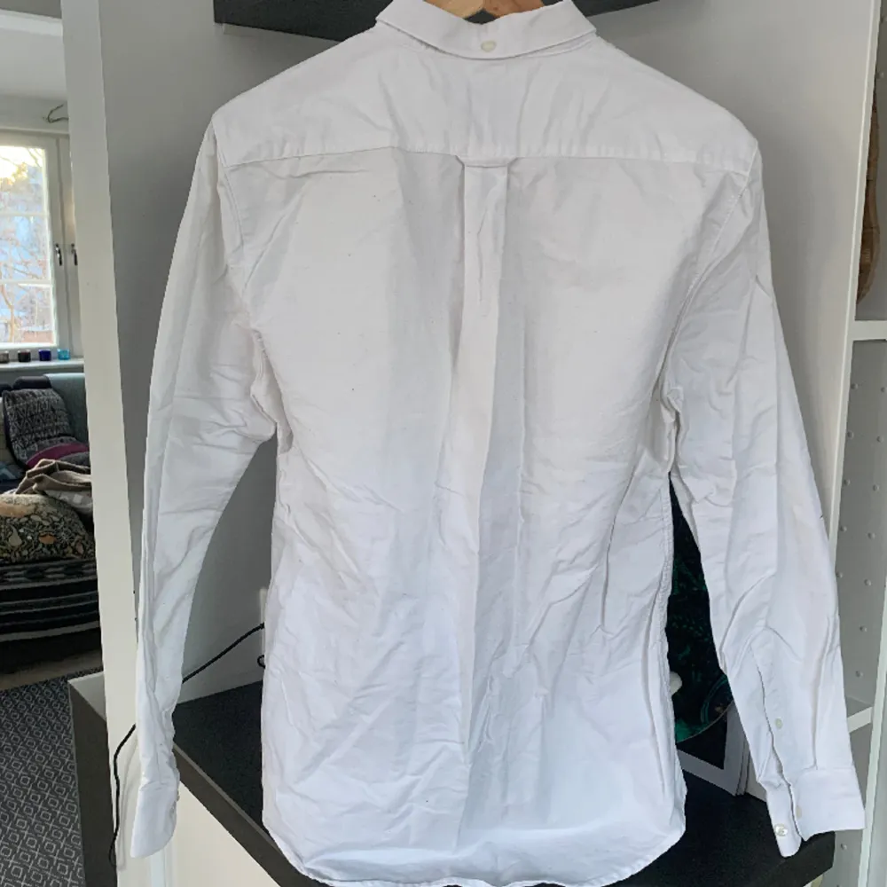 Fräsch vit skjorta från märket Farah. 100% bomull och i fin kvalitet🤩. Skjortor.