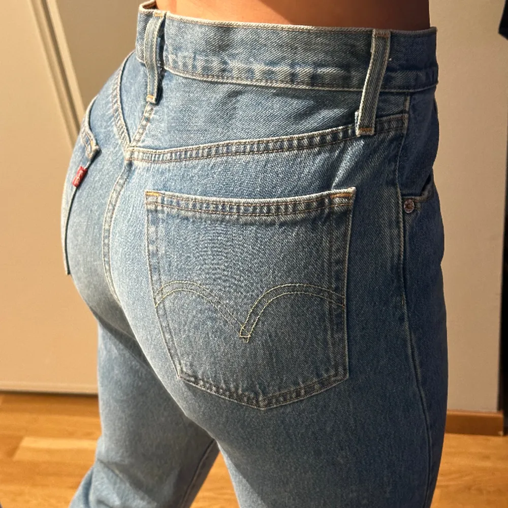 Jeans från Levi’s i modellen 501 Crop i 100% bomull. Jättefin tvätt och använda max två gånger, som nya!. Jeans & Byxor.