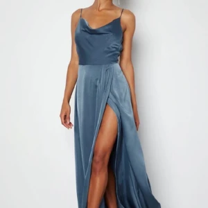 Balklänning  - Säljer denna fina balklänning från bubbleroom! Klänningen är endast använd en gång och därav i nyskick! Den har en så vacker blå färg💙 