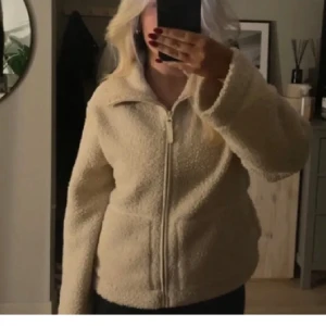 Teddy jacka - Säljer denna jätte fina jacka från hm, storlek L, sitter jätte fint på💘