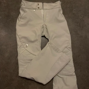 Peak performance skidbyxor - Vita jättefina skidbyxor från peak performance i helt felfritt skick🫶 säljer pga för små