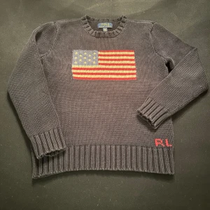 Stickad polo Ralph lauren tröja - Hej! Säljer nu min stickade Ralph lauren tröja som är i mycket bra skick 8 av 10. Hör av er vi funderingar.