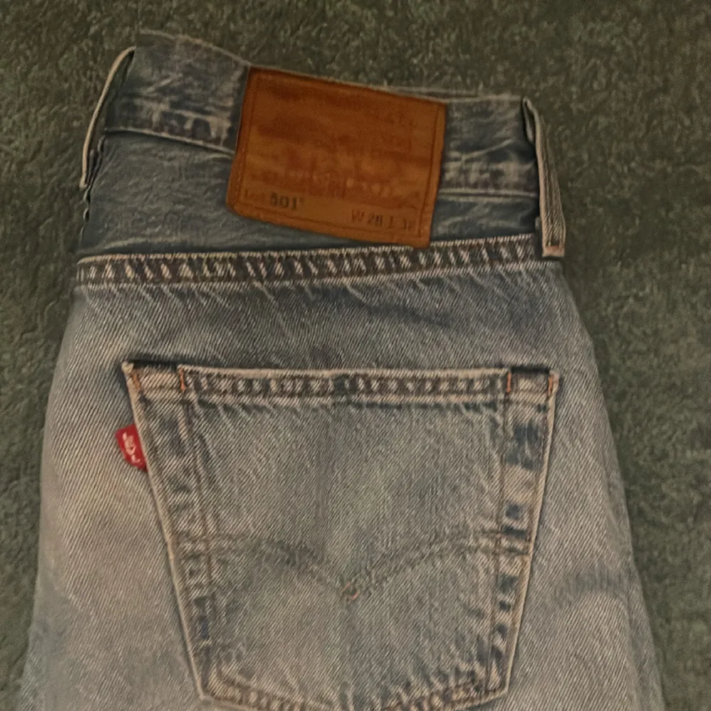 Feta levis jeans i 8/10 skick pris kan sänkas och skriv för mer bilder och passform mm. Hör av dig!. Jeans & Byxor.