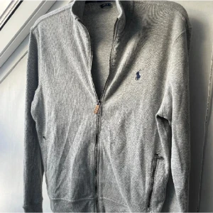 Polo tröja  - En tvärsnygg polo raulph lauren zippup tröja, St S-M, väldigt populär tröja. Kontakta mig vid minsta lilla fundering !