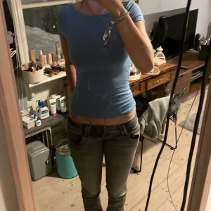 Ljusblå t shirt  - Säljer nu min jättefina ljusblå Gina tricot t shirt med öppen rygg. Den är jättefin och passar perfekt till sommaren. Endast använd 2 gånger och är därför i väldigt bra skick. Tröjan är inte smutsig utan det är min spegel. Kontakta vid intresse💕💕