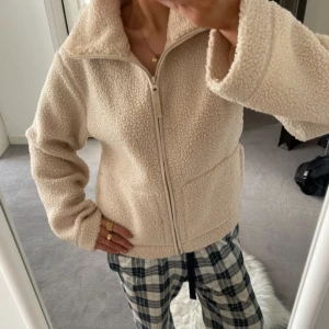 Teddy jacka - Teddy jacka från h&m som är slutsåld! Använd enstaka gång så är i jätte bra skick! 🩵 (BUDET LIGGER PÅ 380) 