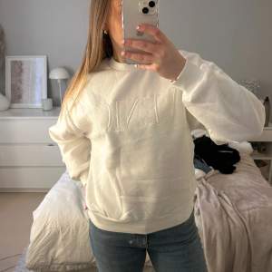 Jätteskön vit sweatshirt från Gina tricot, har inte kommit till användning 💓
