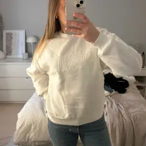 Jätteskön vit sweatshirt från Gina tricot, har inte kommit till användning 💓
