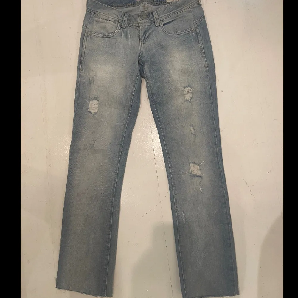 Stl w26  Jättesnygga jeans men dom är tyvärt för korta på mig som är ca 175 cm, tror dem passar någon som är runt 155-165❤️. Jeans & Byxor.