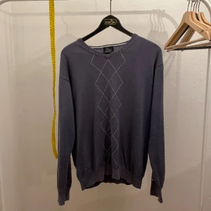 Peak performance tröja  - Passar även som M storlek. Varan är i bra skick. Skriv om fler foton önskas. 