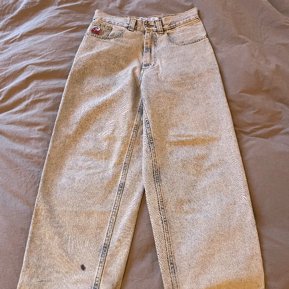 Riktigt feta Big Boy jeans från Polar Skate Co! Köpte för 1399 säljer för endast 500! Priset är ej huggit i sten.  Jeansen har två mindre fläckar på vänstra benet, men det syns inte när Jeansen viks på skon, annars bra skick, lite slitna längst ner.. Jeans & Byxor.