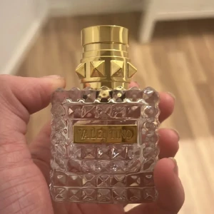 Valentino parfym  - Lägger upp pga oseriösa köpare endast testat pafrym originalpris 1000 säljer för 400