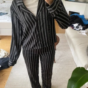 Pyjamas  - Säljer min pyjamas från bik bok! Jättefin och knappt använd💕