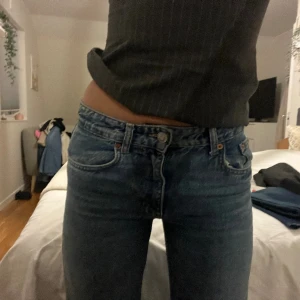 Zara mid rise jeans - Säljer mina supersnygga zara mid rise jeans som jag aldrig har använt och är i storlek 36. Perfekta för everyday wear! hör av er om ni undrar ngt!!!💕🫶🏻