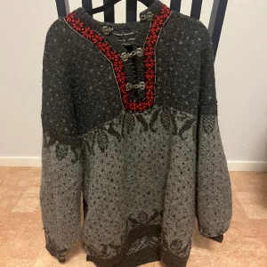 Vintage ulltröja - Tjock ulltröja. Inget märke eller tvättlapp. God skick inget som är trasigt. 