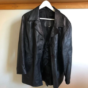Skinnjacka - Superfin i skinnimitation. Knappen längst ner är av men det påverkar inte jackans passform i helhet. Enkelt att fixa också!