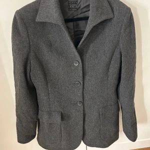 Kavaj - Tjockare kavaj i strl 38 