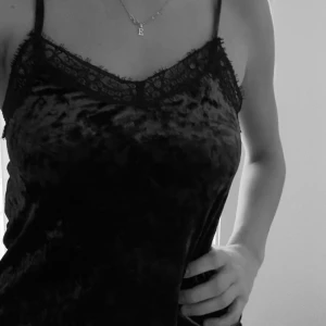 Lila linne - Jättegulligt linne i sammet med justerbara axelband. Använd ett fåtal ggr💜