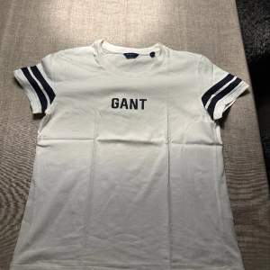 Gant T-shirt  Vit T-shirt med blåvita ränder på armarna