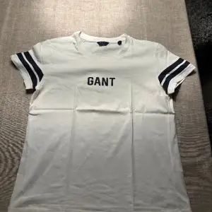 Gant T-shirt  Vit T-shirt med blåvita ränder på armarna