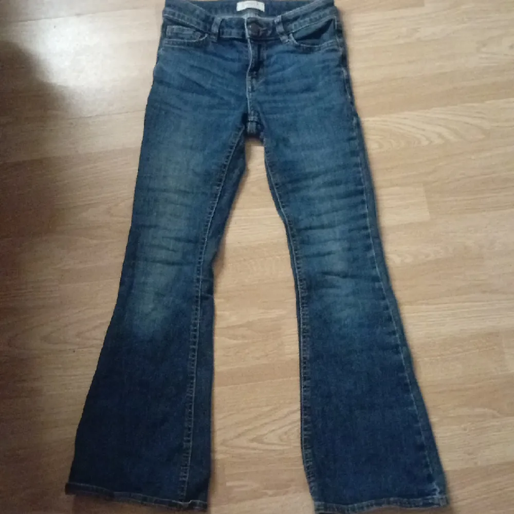 Blåa jeans från lindex  Storlek 146 dom har nu blivit för korta för mig men dom är jätte fina på. Jeans & Byxor.