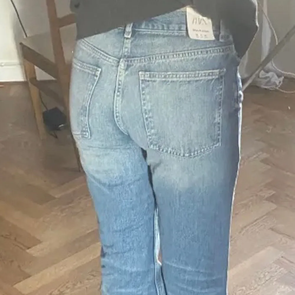 Supercoola jeans ifrån zara med prislapp kvar ❤️. Jeans & Byxor.
