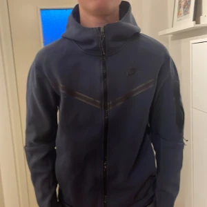 Nike tech fleece tröja - Mörkblå Nike tech tröja i s 