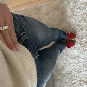 Vintage jeans  - SÅ snygga vintage jeans som tyvärr blivit försmå!!💗Midjemått tvärsöver : 37 cm, Innerbenslängd : 79 cm💗 Tveka inte på att höra av er vid frågor o funderingar 💗