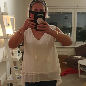 Blus/tunika/linne  - Vitt linne mycket sparsamt använt i strl Medium. Köpt på Lindex.