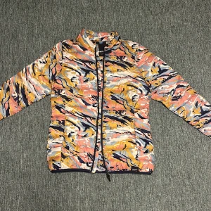 Tunn jacka - Fin begagnad jacka.  Kommer från ett djur och rökfritt hem.