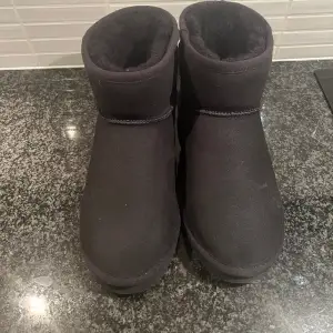 Säljer dessa uggs liknande skor från Áhkká då jag har flera likadana. De är aldrig använda utan endast testade och därför i superbra skick.