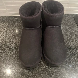 Fake uggs - Säljer dessa uggs liknande skor från Áhkká då jag har flera likadana. De är aldrig använda utan endast testade och därför i superbra skick.