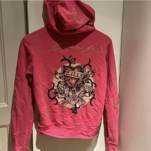 Ed hardy hoodie - Jätte fin y2k ed Hardy hoodie med rhinestones på och är i storlek m, Dragkedjan är lite sönder men den är fortfarande jätte fin och bekväm💗🙏🏼