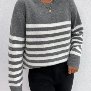 Gullig stickad tröja☺️ - En jättefin stickad tröja. Säljer då den knappt kommer till användning längre😕 Tröjan är en aning nopprig därav priset men annars finns det inget fel på den💛 Köparen står för frakt💛☺️