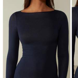 Säljer denna helt oanvända populära tröja från Intimissimi som heter ”Boat neck Ultralight tröja i modalkashmir”, storlek S, färg klarblå. Den är i perfekt skick men säljer eftersom den inte passar min stil! Skriv för egna bilder! 💝Nypris: 449kr