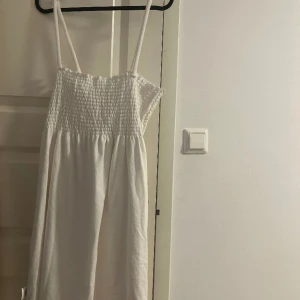 Juicy couture klänning - Kort klänning VIT.  Prislapp Finns kvar, aldrig använd. Klänning med jätteskön material.