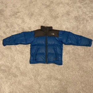 North face jacka - Den är äkta. Skick 7,5/10. Ordinarie pris 3000kr. Pris kan diskuteras. Säljer på grund av att den är för liten. Skriv om du har frågor.