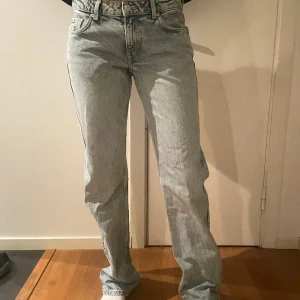 Weekday arrow jeans  - Nypris ca 500kr, säljer för 299kr. De är i mycket gott skick och super snygga!🫶🏻🪩🪭 Storleken är s/m och byxorna är långa, passar mig som är 175