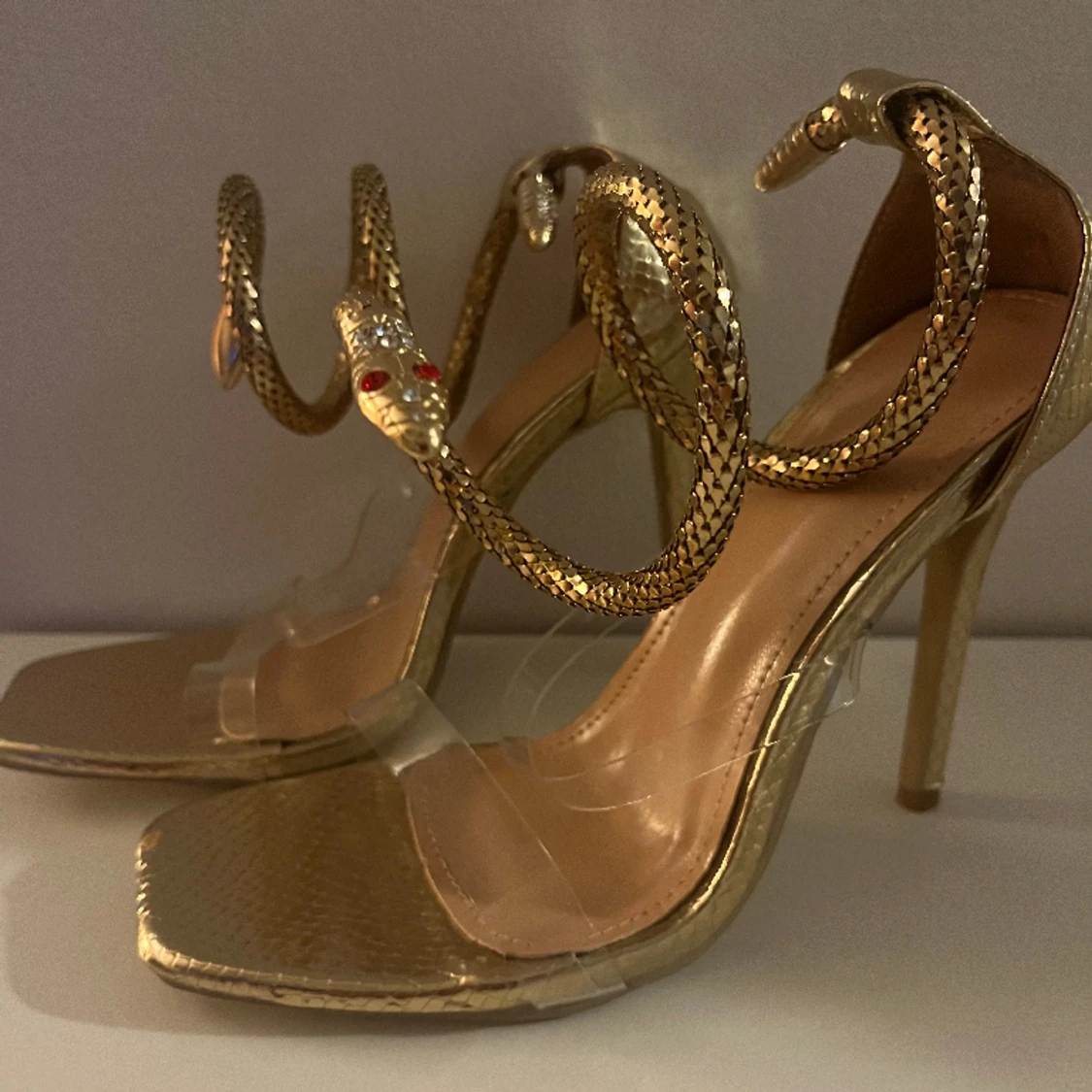 Guldiga klackskor med guld detalj  - 90