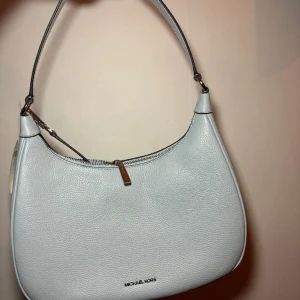 Ljusblå Michael Kors Hobo väska cora - Oanvänd äkta MK hobo väska. Kommer med längre remma och prislapp. Köpte för 3800+