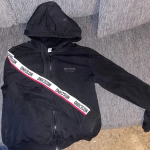 Moschino tröja - Skön och fin tröja i utmärkt skick. Alla "tvättlappar" är kvar . Hör av er om ni är nyfikna och/eller har några frågor (Priset går att diskutera)🩵 