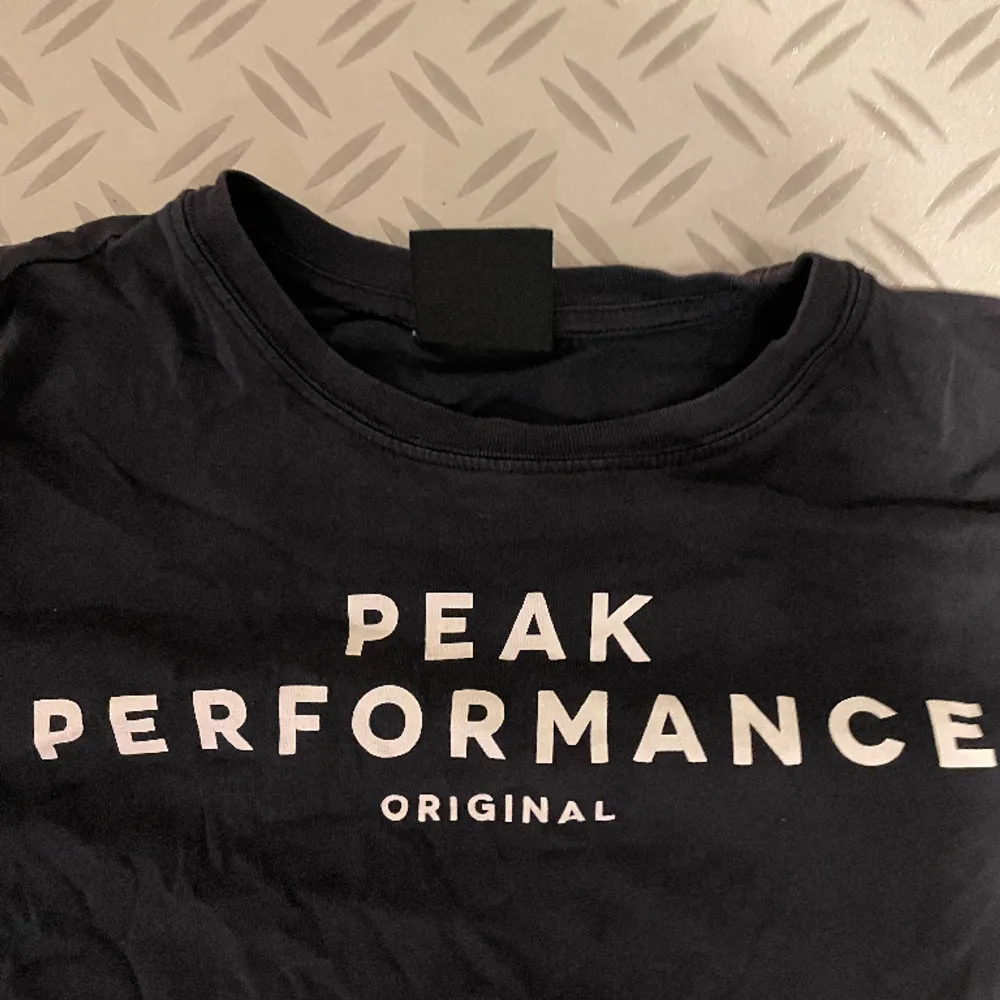 Väldigt snygg och trendig peak performance T-shirt med bra kvalitet! Hör av er vid funderingar!. T-shirts.