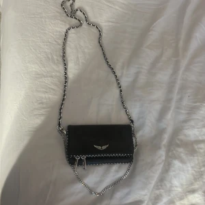 Zadig väska - Hej jag säljer min Zadig väska då den inte kommer till användning längre, använt den ett par gången mer ser nästan helt ny ut. Som ni ser på sista bilden så har snöret korvar sig lite men är ingen som syns när du väll har på dig den. Köpt för 2500 